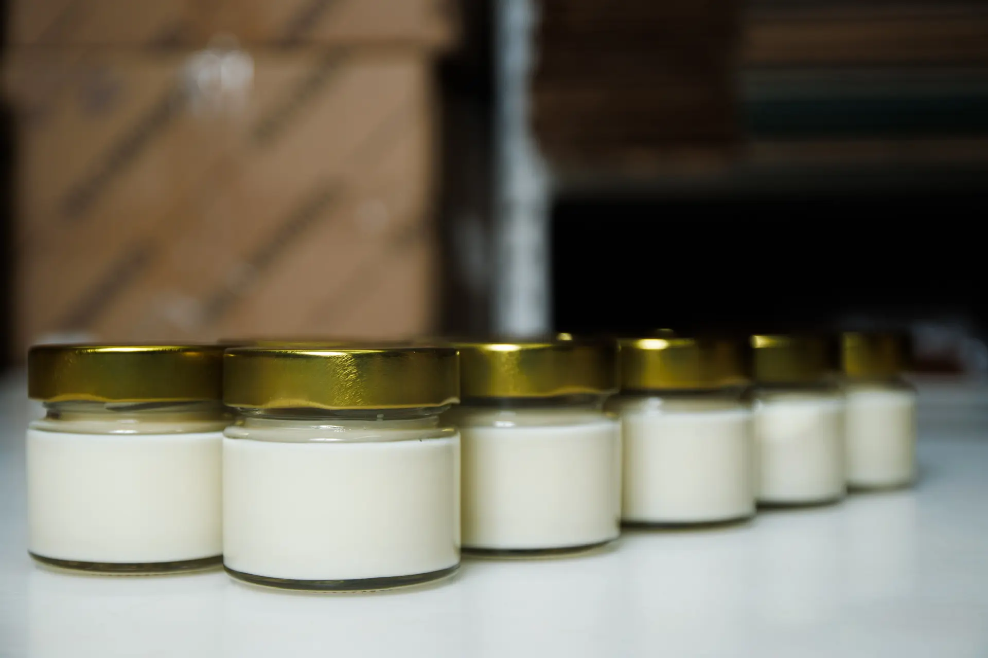 Товар — баночки с продукцией