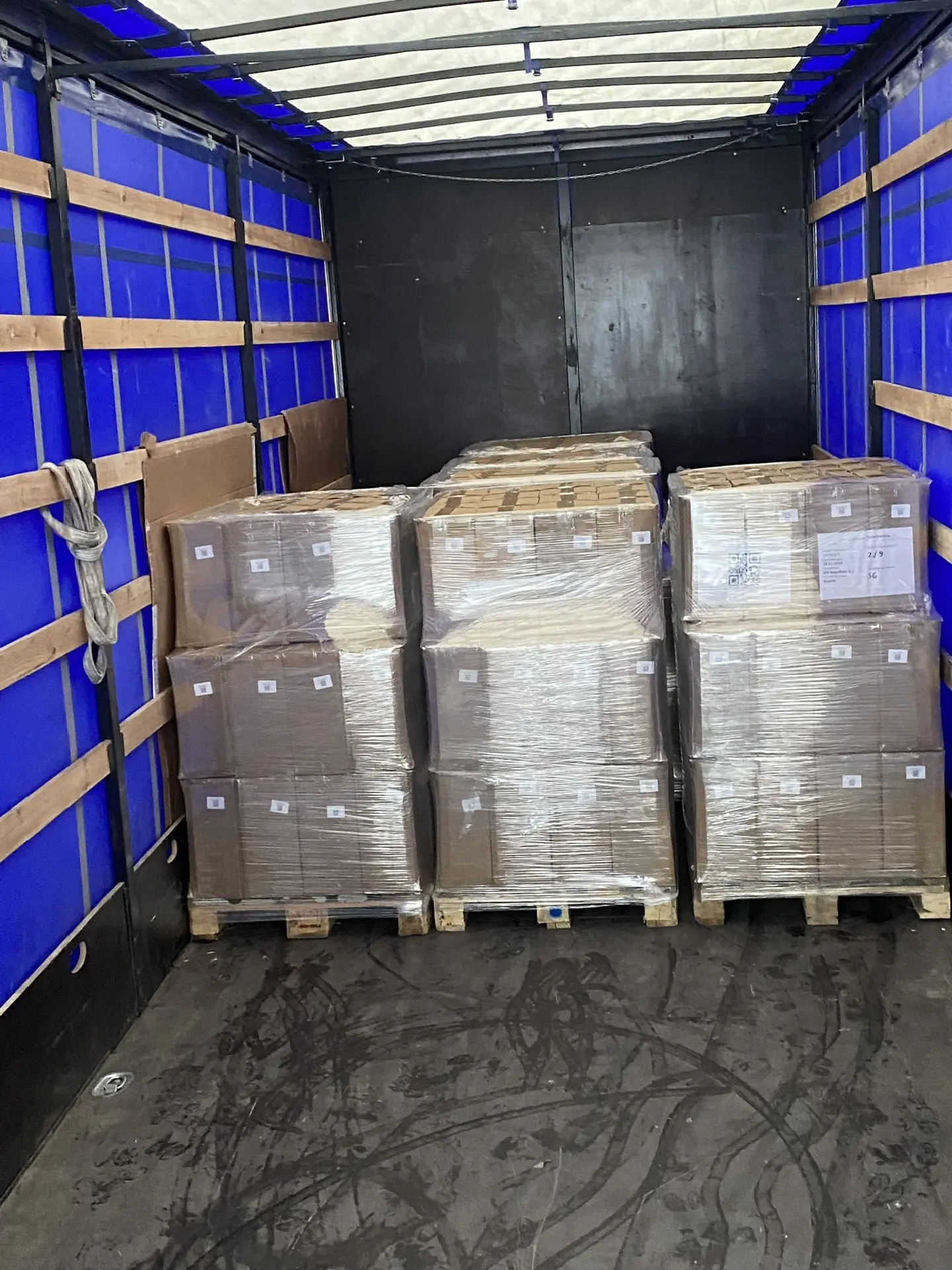 Погрузка палет в грузовик